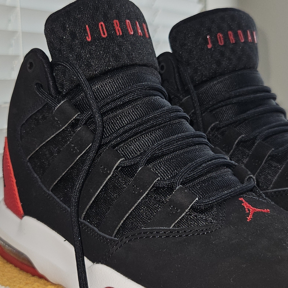 Jordan Kids Max Aura Black and Red Sneakers - Picture 4 of 16